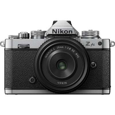 Fotoaparat NIKON Z fc + 28mm f/2.8 SE, DX-Format CMOS Sensor, 20.9MP, 4K UHD, srebrni   - Ljetna promocija NIKON SD2