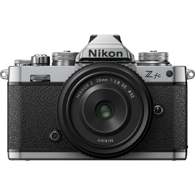 Fotoaparat NIKON Z fc + 28mm f/2.8 SE, DX-Format CMOS Sensor, 20.9MP, 4K UHD, srebrni   - NIKON ZIMSKA PROMOCIJA SD2