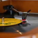 Gramofon LENCO Classic Phono TCD-2571WD, Radio/CD Player, Kasetofon, Bluetooth, RCA izlaz, USB A, AUX in, 3.5mm, zvučnici 2x 5W, LCD Zaslon, daljinski upravljač